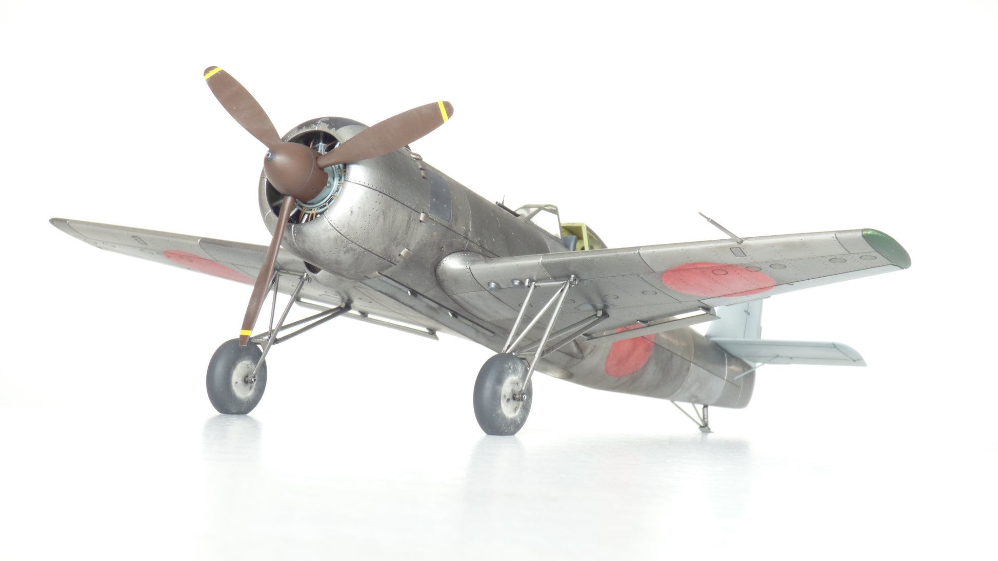 Vista frontal de la maqueta del avión japonés Ki-115 Tsurugi en escala 1:35 de Eduard referencia 11192