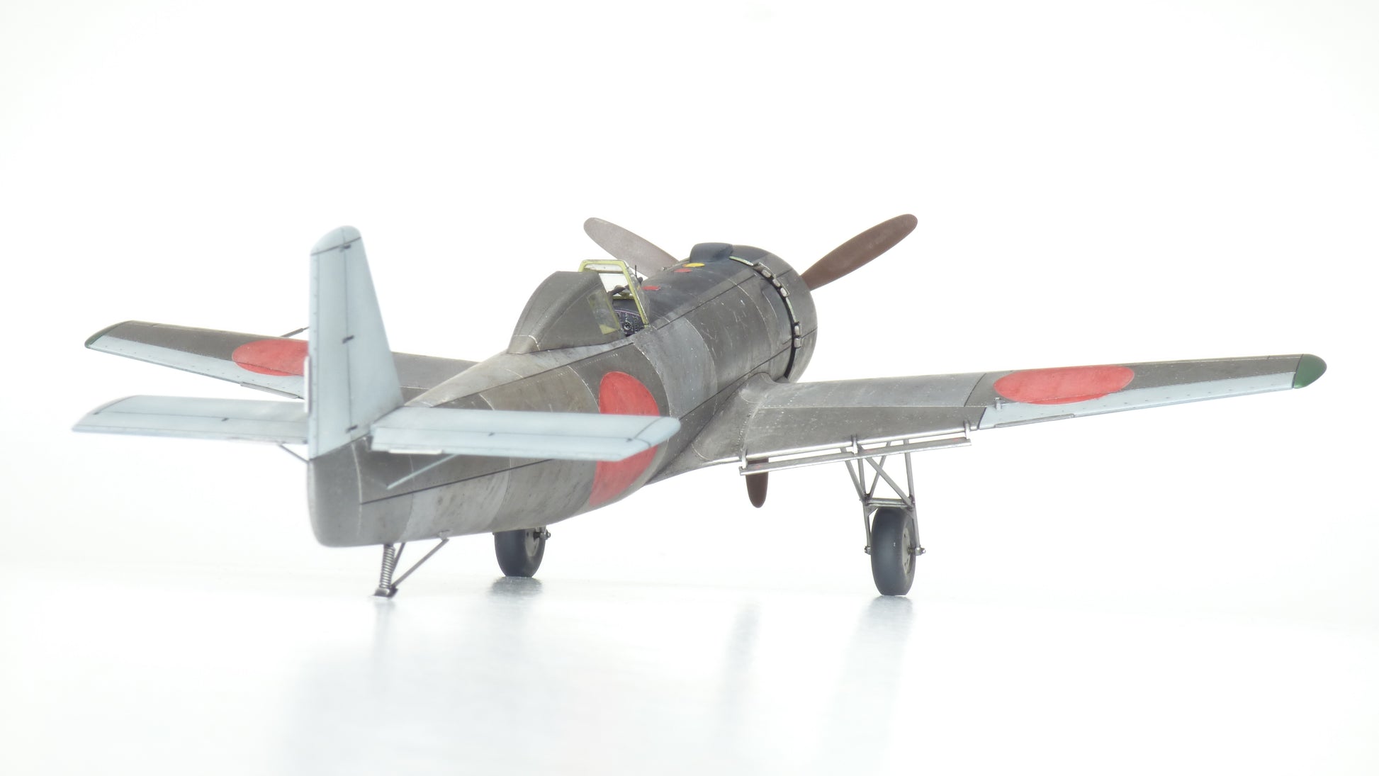 Vista trasera de la maqueta del avión japonés Ki-115 Tsurugi en escala 1:35 de Eduard referencia 11192