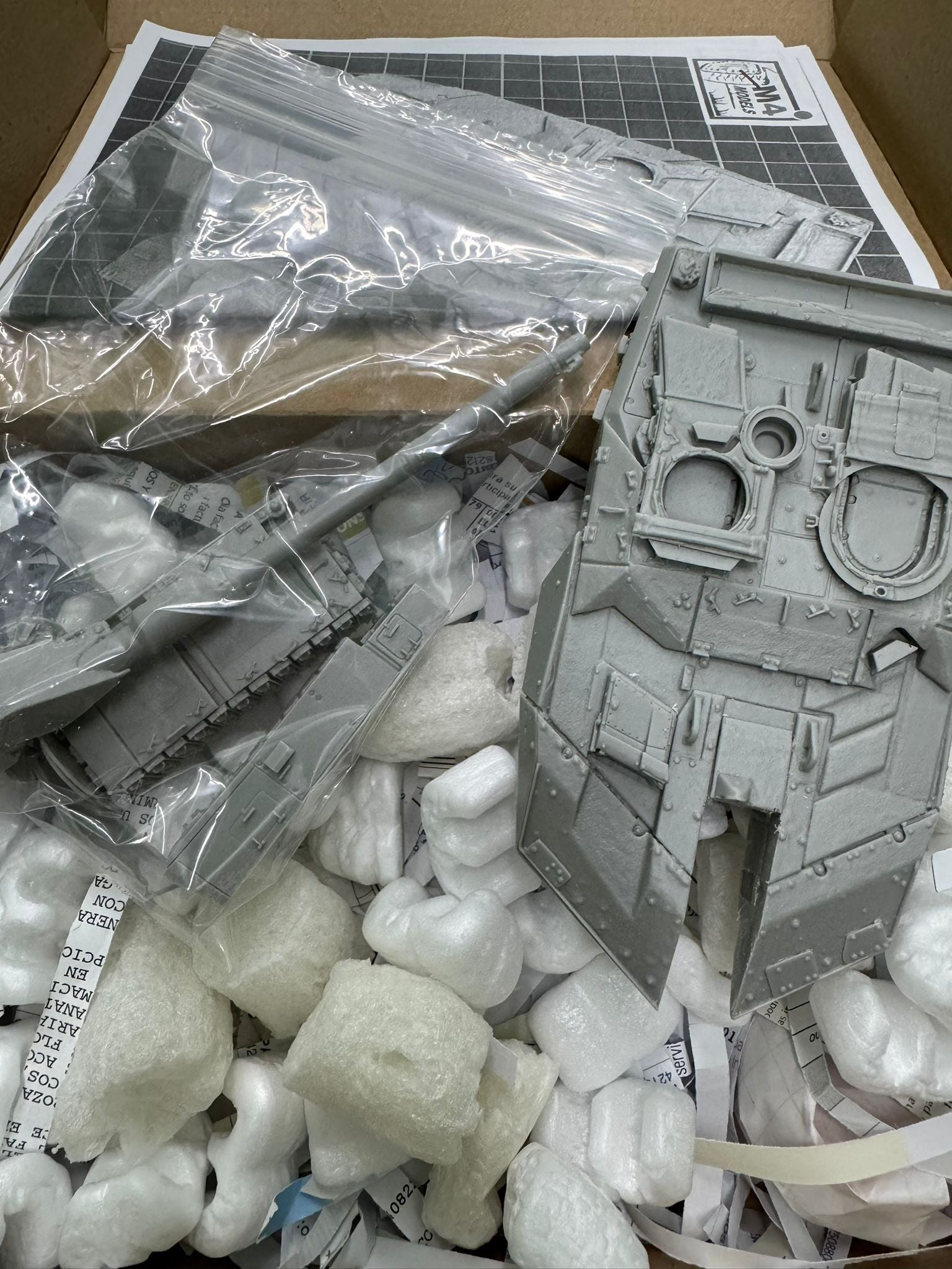 Contenido del kit de transformación en resina del carro español Leopard 2 en escala 1:35 del fabricante M4 Model