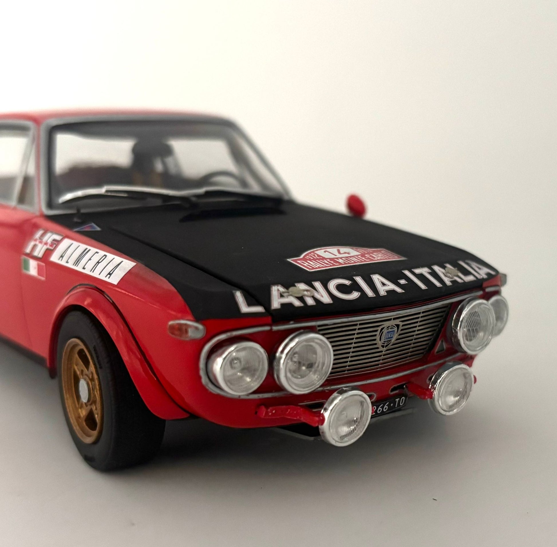 Foto frontal de la maqueta del coche de rally Lancia Fulvia de 1972 en escala 1:24 de Italeri referencia 3670