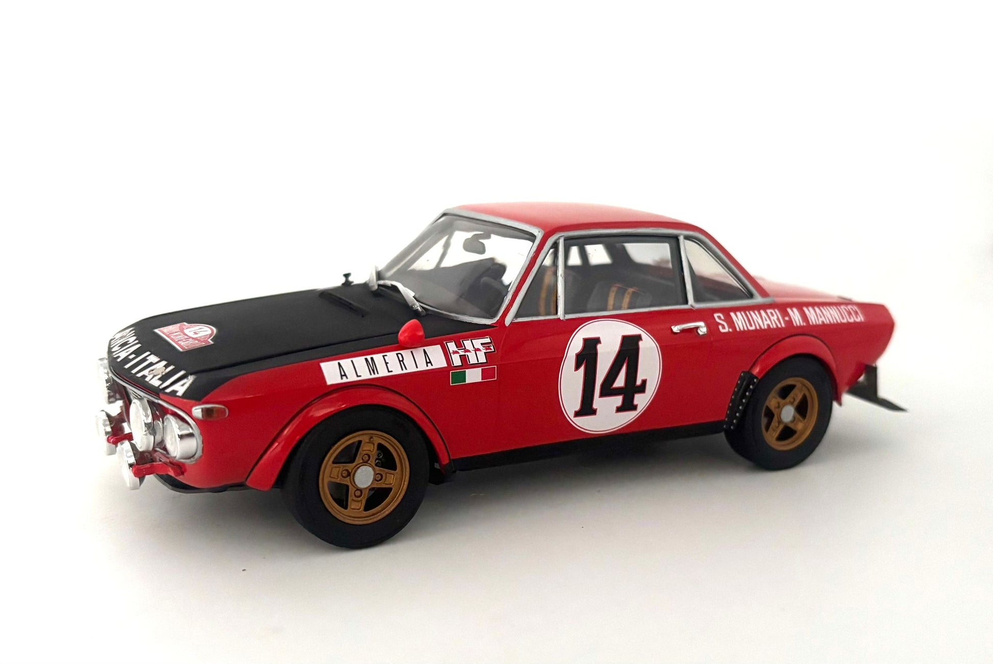 Foto izquierda de la maqueta del coche de rally Lancia Fulvia de 1972 en escala 1:24 de Italeri referencia 3670