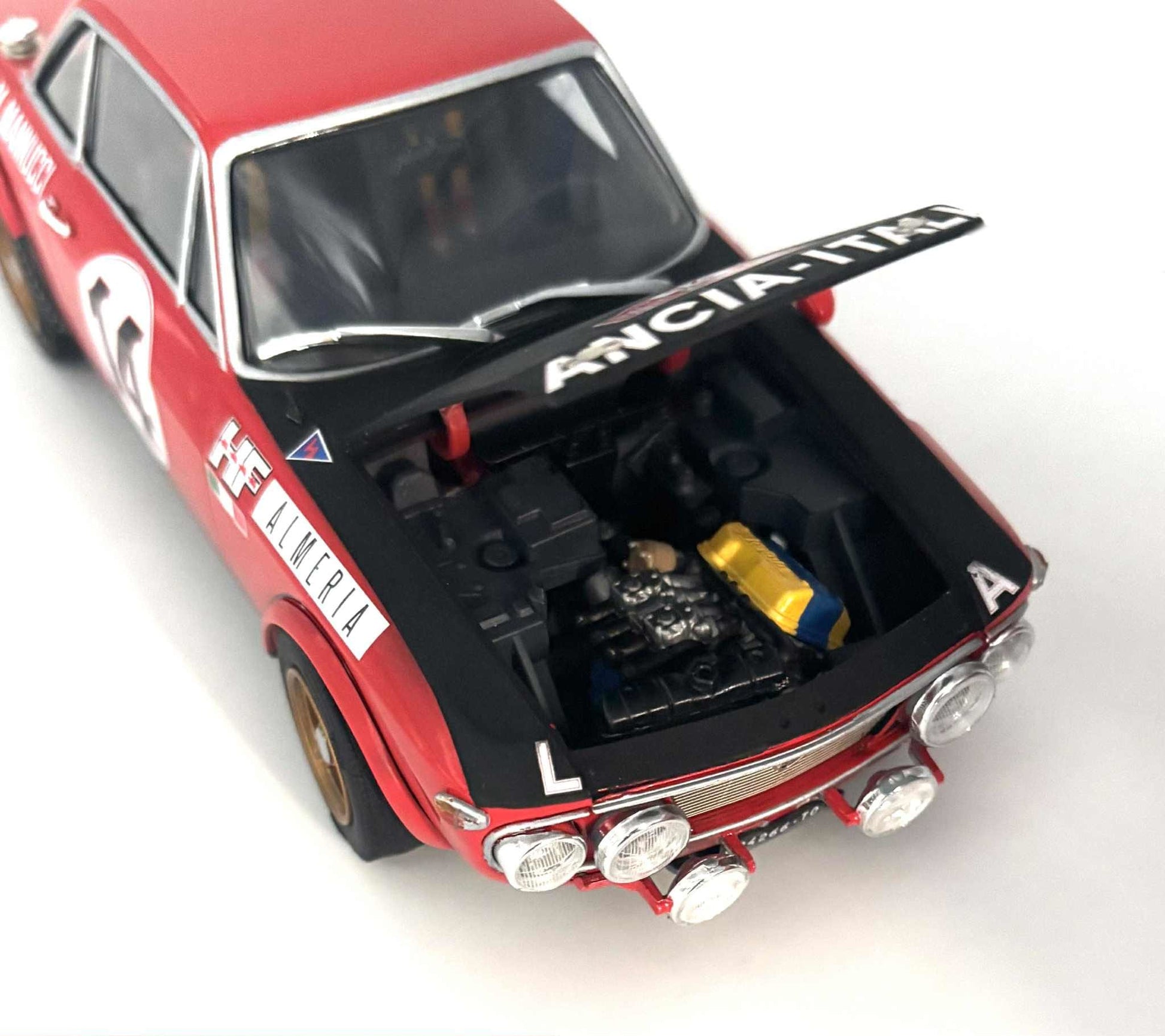 Foto del motor de la maqueta del coche de rally Lancia Fulvia de 1972 en escala 1:24 de Italeri referencia 3670