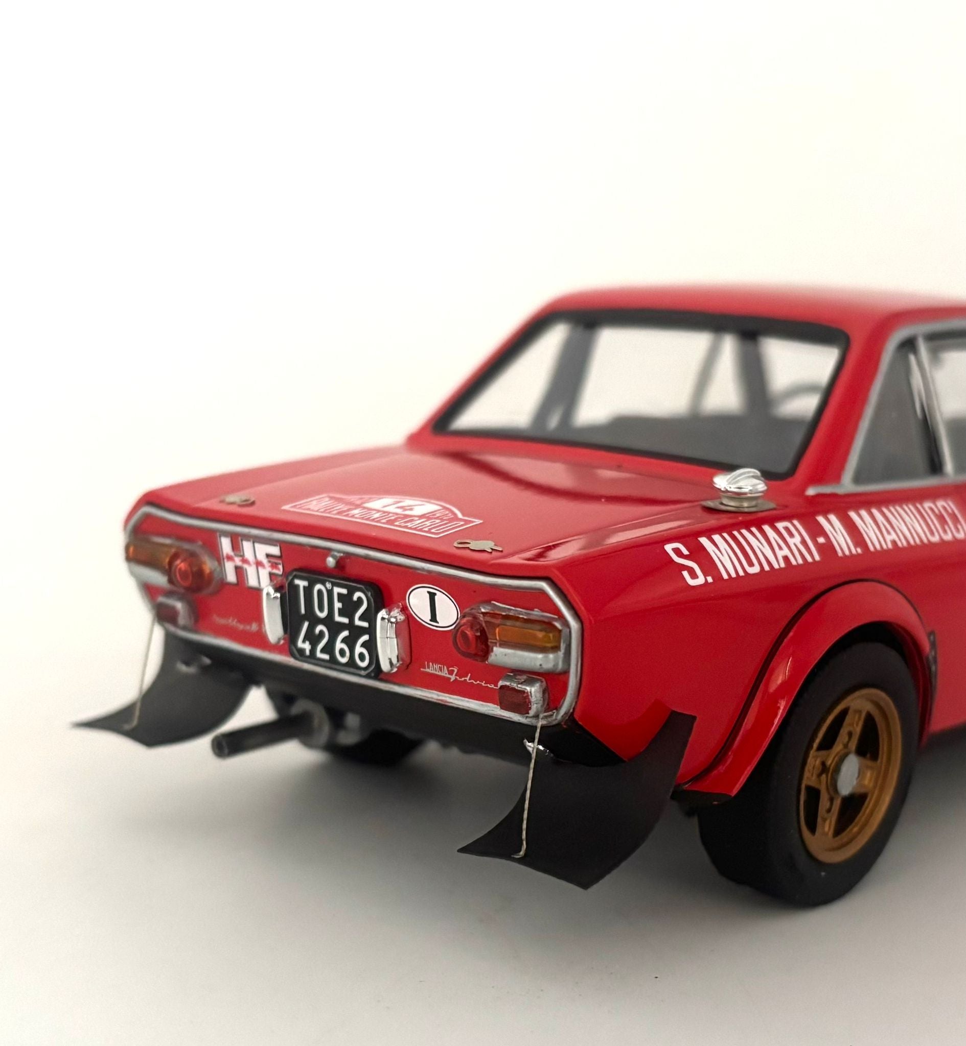 Foto trasera de la maqueta del coche de rally Lancia Fulvia de 1972 en escala 1:24 de Italeri referencia 3670