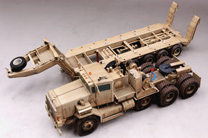 Foto lateral de la maqueta del camión pesado M911 C-HET con remolque M747 en escala 1:35 de Hobby boss referencia 85519