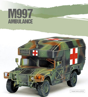 Foto delantera de la maqueta del vehículo ambulancia M997 Humvee Maxi en escala 1:48 de Academy referencia 13243