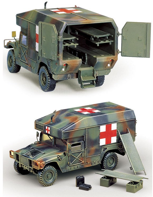 Fotos del interior y complementos de la maqueta del vehículo ambulancia M997 Humvee Maxi en escala 1:48 de Academy referencia 13243