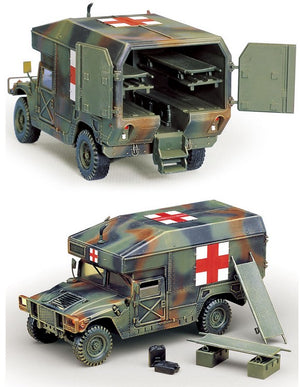 Fotos del interior y complementos de la maqueta del vehículo ambulancia M997 Humvee Maxi en escala 1:48 de Academy referencia 13243