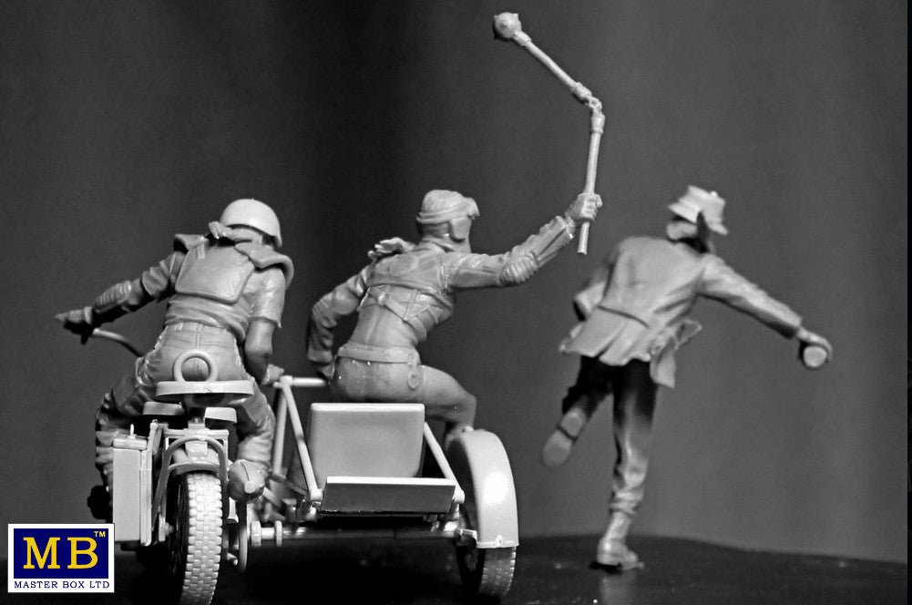 Foto trasera de las figuras de la serie de batallas del desierto: persiguiendo a un ladrón, en escala 1:35 de Master Box referencia 35140 