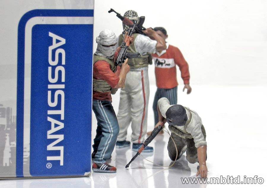 Foto lateral de las figuras de insurgentes iraquís en escala 1:35 de Master Box referencia 3576