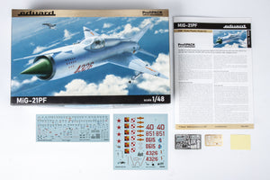 Set completo que contiene la maqueta del caza soviético Mig-21 PF en escala 1:48 de  Eduard con referencia 8236