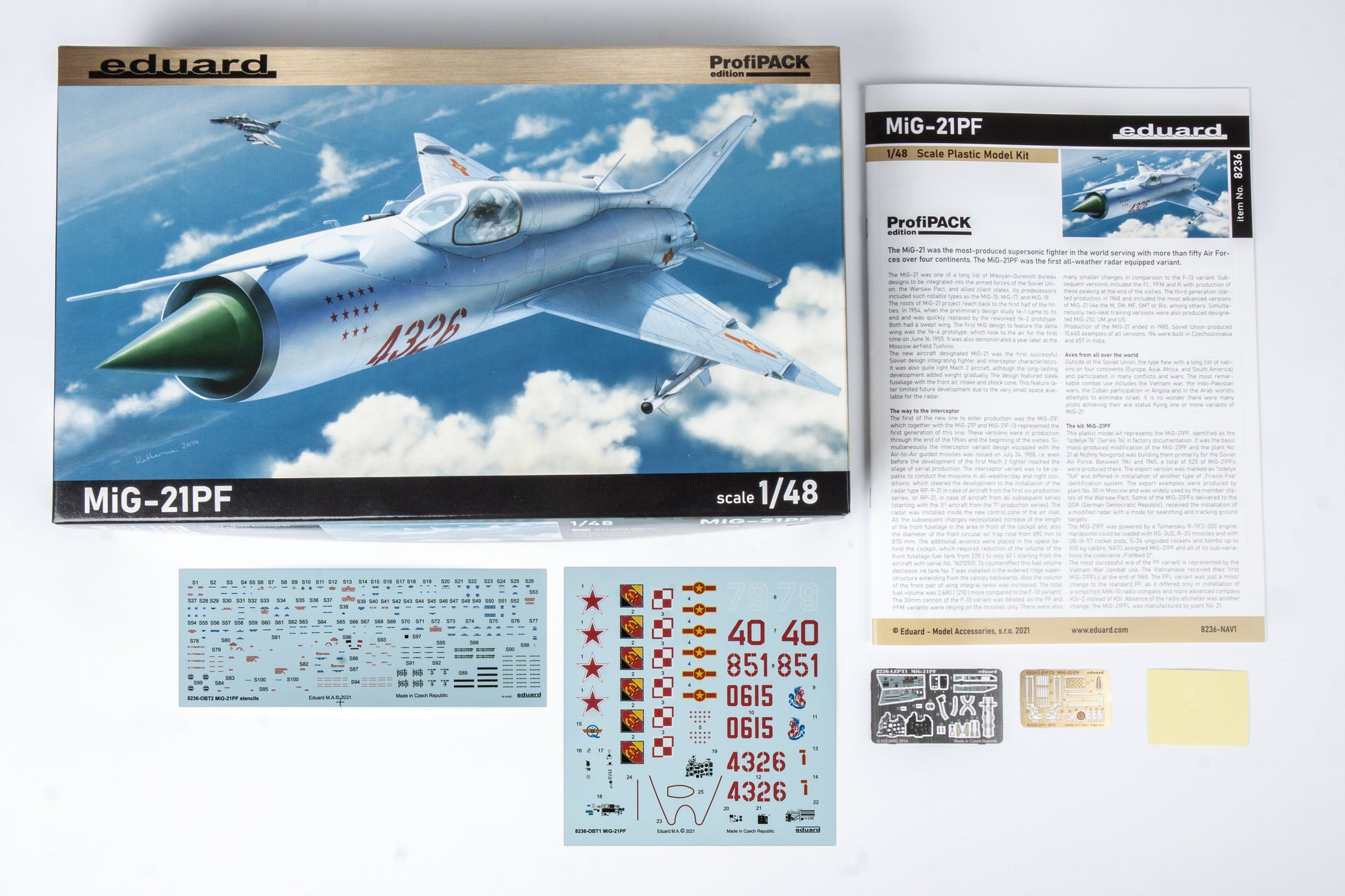 Set completo que contiene la maqueta del caza soviético Mig-21 PF en escala 1:48 de  Eduard con referencia 8236