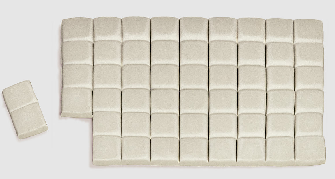 Detalle de las pastillas de masilla adhesiva en reusable estilo blutack de Mirage Hobby envase de 60gr referencia 100113
