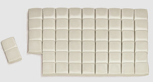 Detalle de las pastillas de masilla adhesiva en reusable estilo blutack de Mirage Hobby envase de 60gr referencia 100113