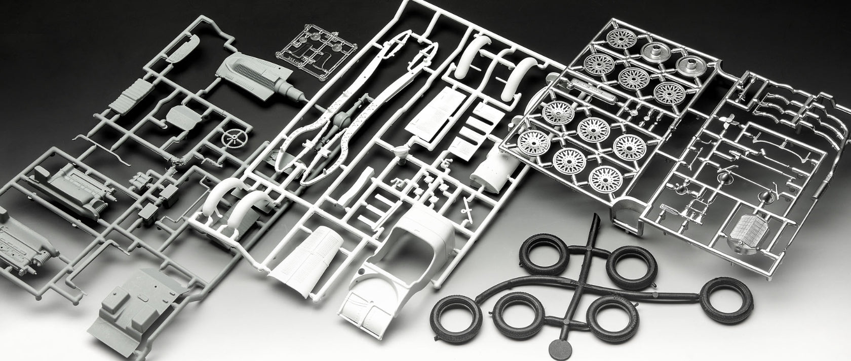 Piezas de la maqueta del Mercedes Benz SSKL en escala 1:32 de Revell referencia 67737