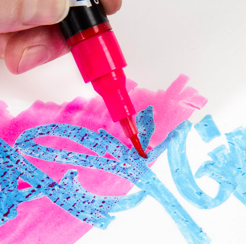 Uso del lápiz aplicador de máscara líquida para enmascarar con puntas de 2 o 4mm y recargable de Molotow