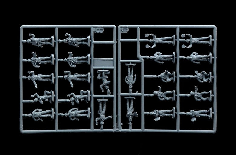 Grapas B y C del set de pilotos y personal de pista NATO de Italeri en escala 1:72