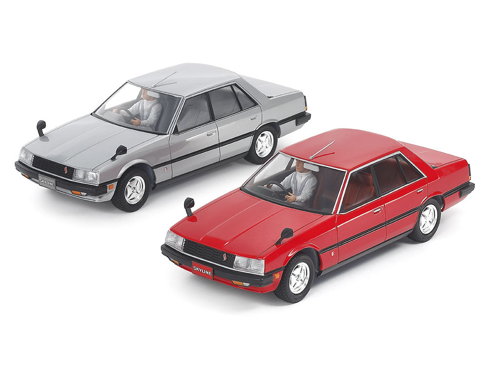 Foto con ambas decoracione de la maqueta del Nissan Skyline Sedan 2000 Turbo GT ES en escala 1:24 de Tamiya referencia 24374