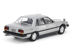 Foto con decoración gris de la maqueta del Nissan Skyline Sedan 2000 Turbo GT ES en escala 1:24 de Tamiya referencia 24374