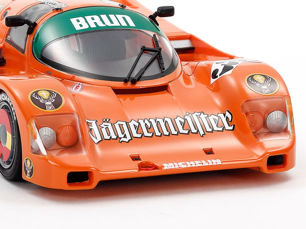 Vista frontal de la maqueta del coche de competición Porsche 962C del equipo Jagermeister en escala 1:24 de Tamiya referencia 24372