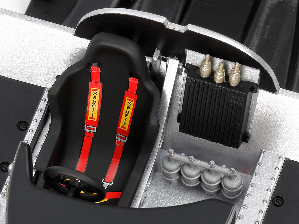 Detalle del interior de la maqueta del coche de competición Porsche 962C del equipo Jagermeister en escala 1:24 de Tamiya referencia 24372