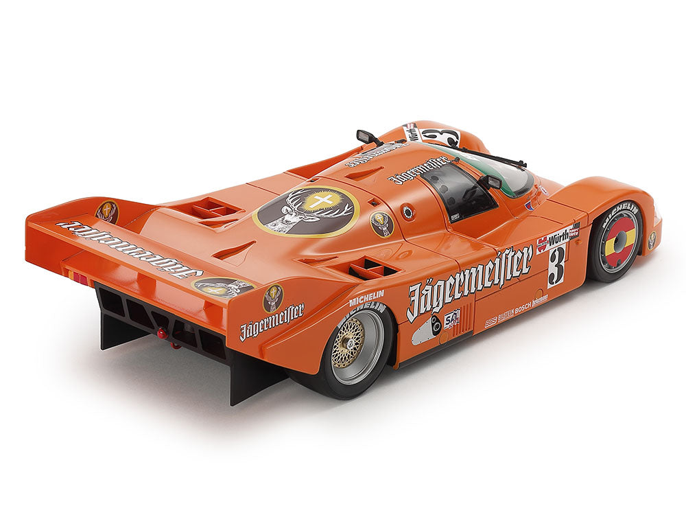 Vista lateral derecha de la maqueta del coche de competición Porsche 962C del equipo Jagermeister en escala 1:24 de Tamiya referencia 24372