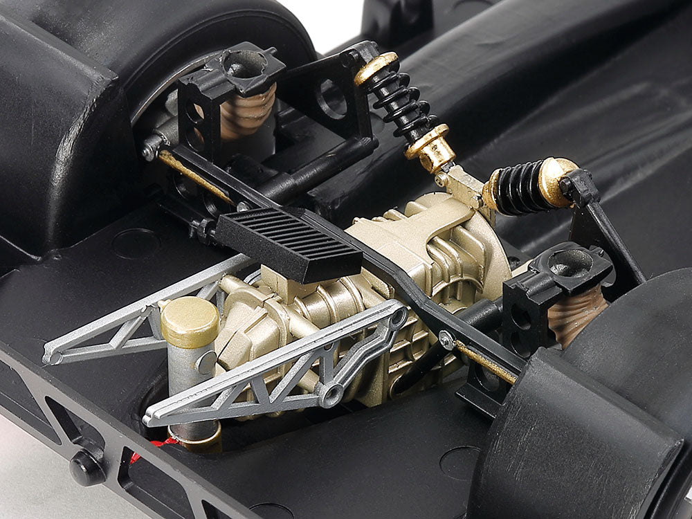 Detalle del motor de la maqueta del coche de competición Porsche 962C del equipo Jagermeister en escala 1:24 de Tamiya referencia 24372