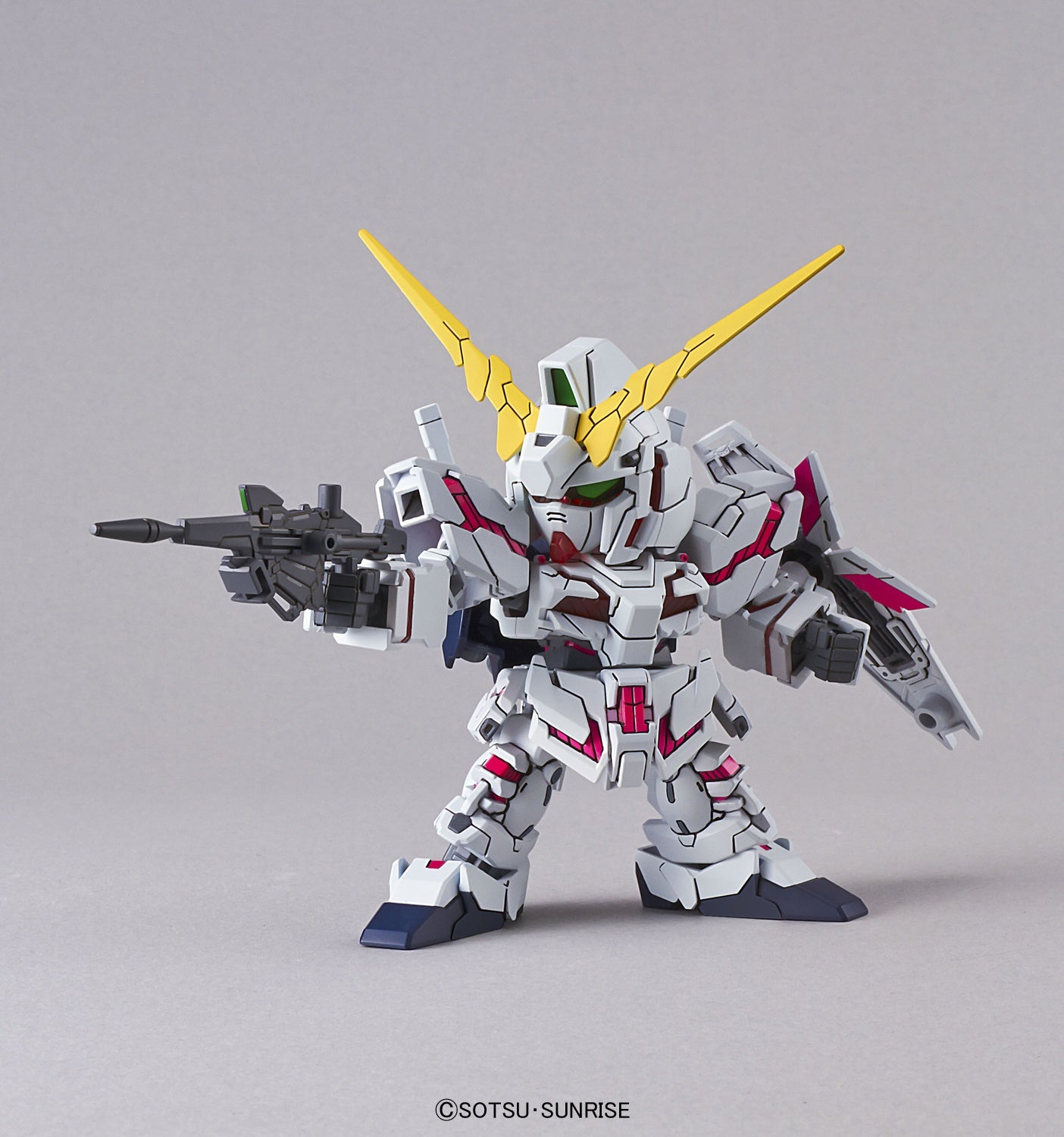 Vista disparando de la figura del SD Gundam RX-0 Unicorn Gundaml de Bandai referencia 65619