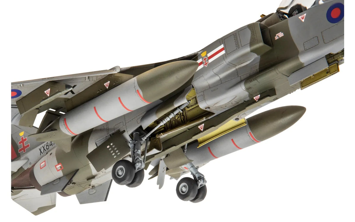 Vista inferior de la maqueta del caza británico biplaza Sepecat Jaguar T.2 y T.4 en escala 1:48 de Airfix referencia A11011