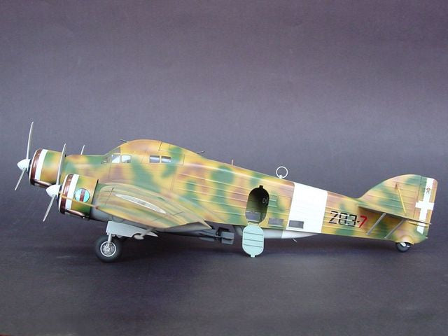 Vista lateral de la maqueta del avion italiano SM-79 Sparviero en escala 1:48 de Trumpeter referencia 02817
