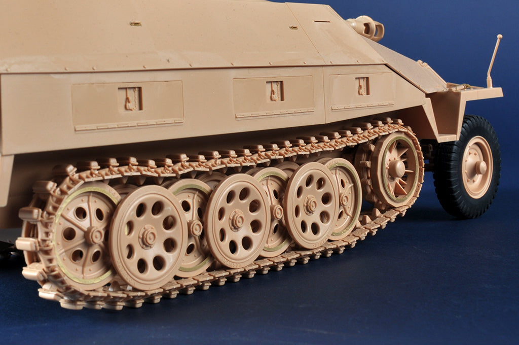 Foto lateral derecha de la maqueta del semioruga alemán Sd.Kfz.250/22D en escala 1:16 de Trumpeter referencia 00943