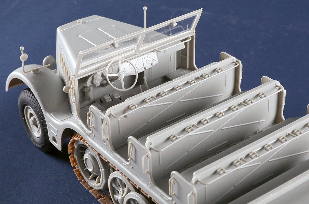 Foto detalle asientos de la maqueta del Sd.Kfz.9 Famo en escala 1:35 de Trumpeter con referencia 09575