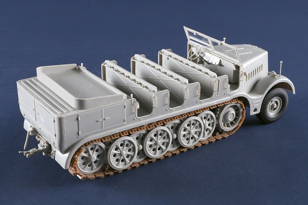 Foto lateral derecha de la maqueta del Sd.Kfz.9 Famo en escala 1:35 de Trumpeter con referencia 09575