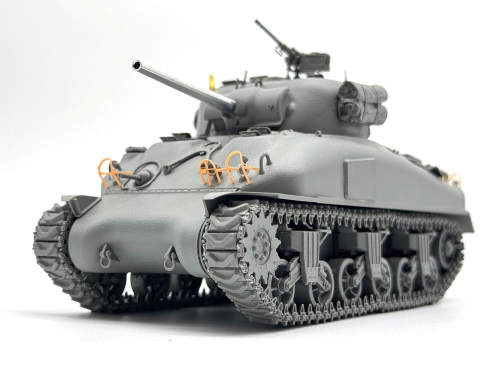 Foto frontal izquierda de la maqueta del Sherman M4A1 Late en escala 1:35 de Border Model con referencia BT-056