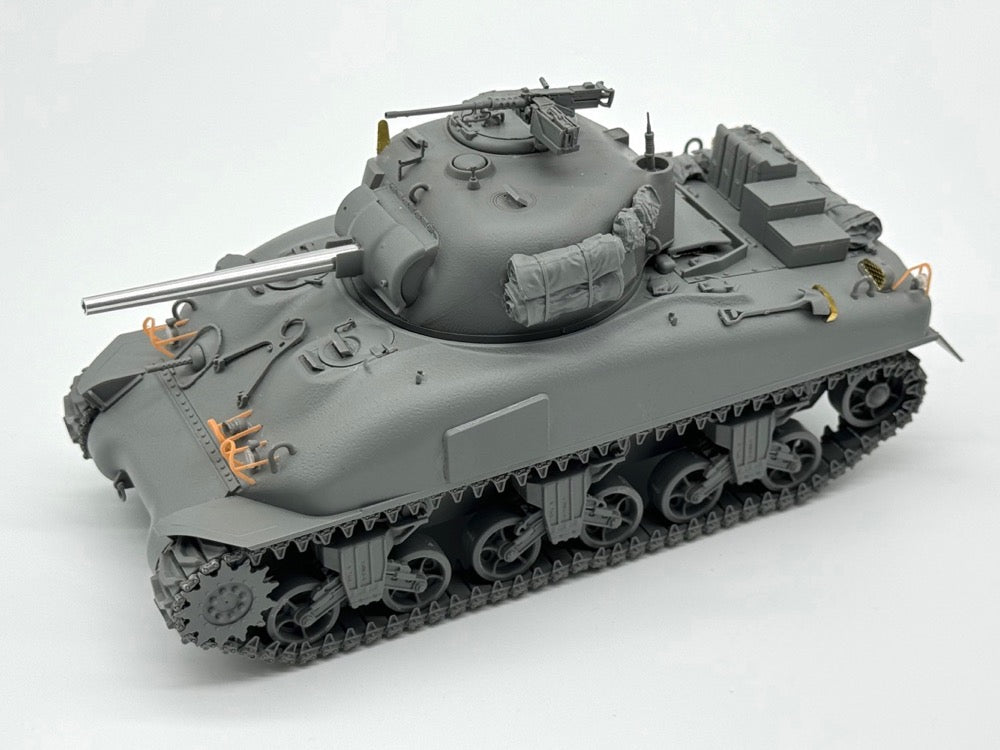 Foto lateral izquierda de la maqueta del Sherman M4A1 Late en escala 1:35 de Border Model con referencia BT-056