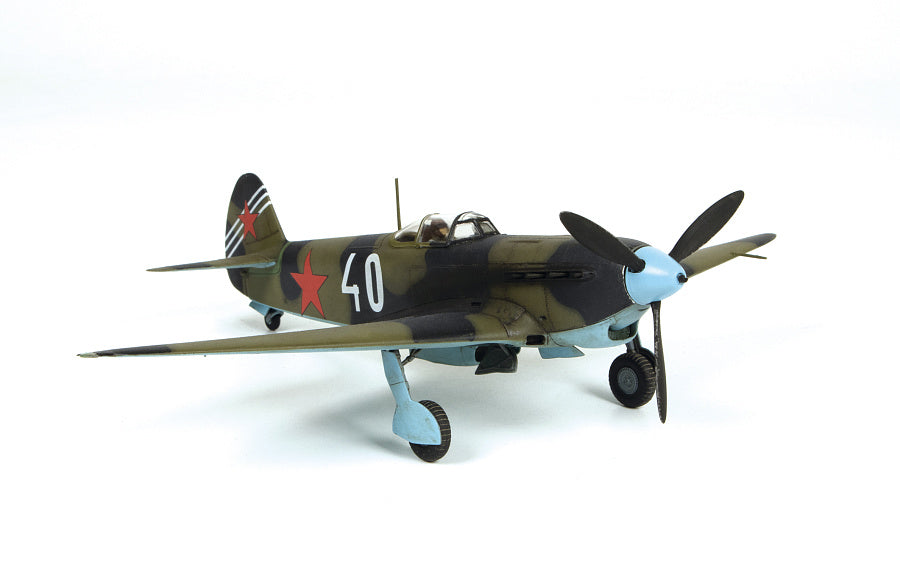 Foto frontal de la maqueta del caza soviético Yak-7B versión final en escala 1:48 de Zvezda referencia 4837