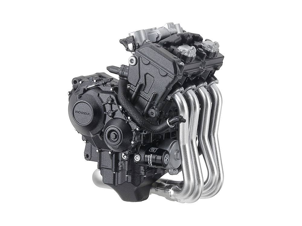 Foto detalle del motor de la maqueta de la motocicleta Honda CB1000F en escala 1:12 de Tamiya referencia 14144