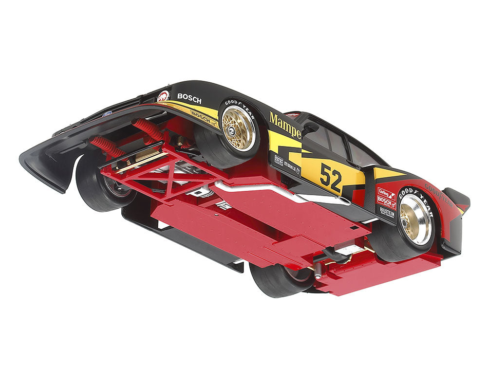 Detalle de los bajos de la maqueta del Ford Mustang Zackspeed de 1978 en escala 1:24 de Tamiya referencia 24376