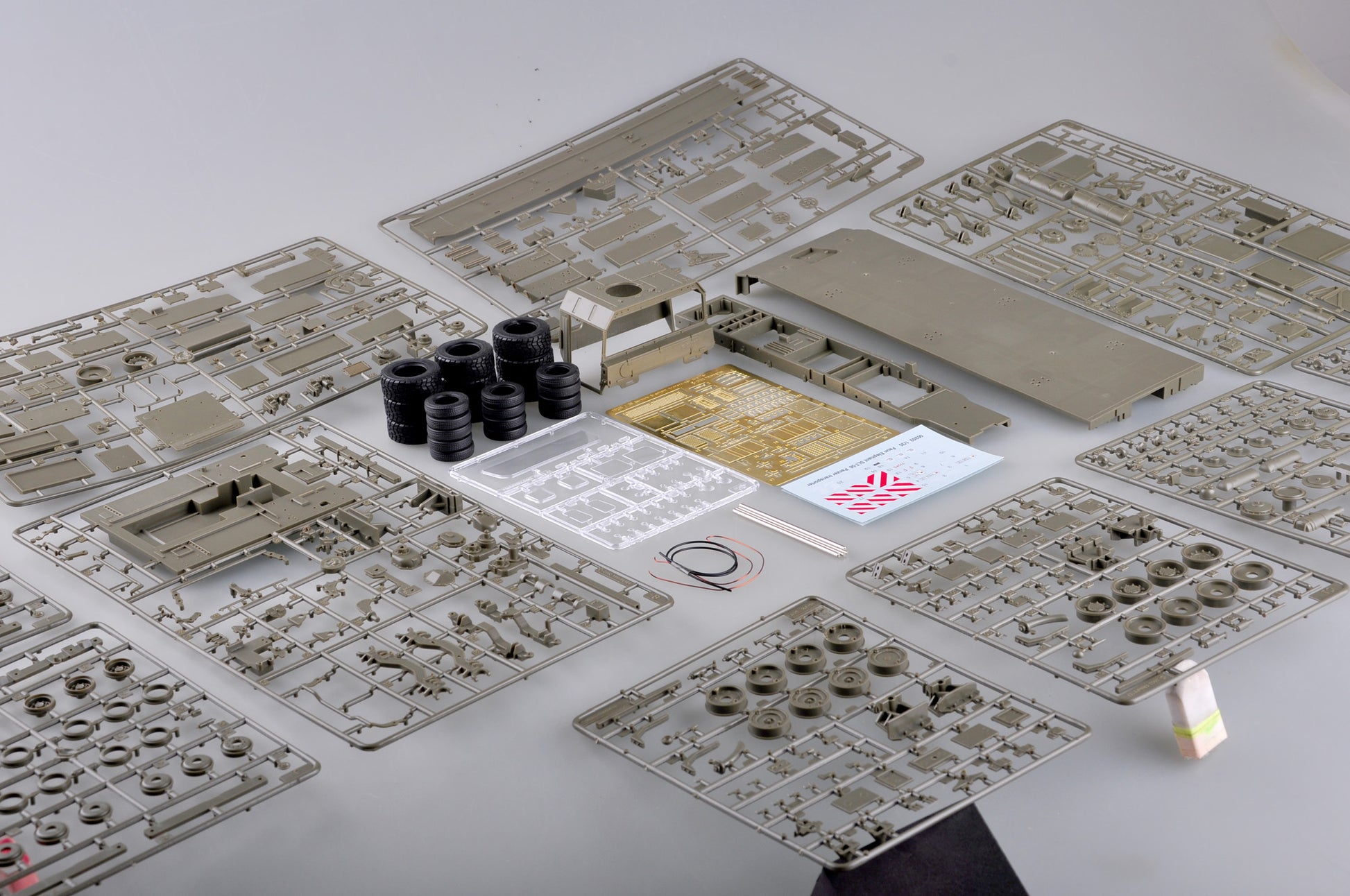 Contenido de la maqueta del camión pesado de transporte de carros alemán Faun STL-56 en escala 1:35 de Trumpeter referencia 00203