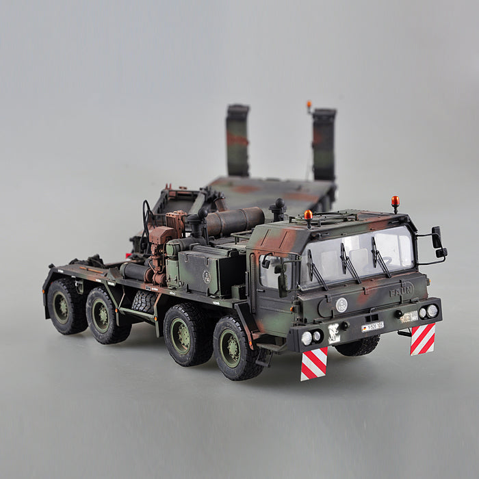 Foto frontal de la maqueta del camión pesado de transporte de carros alemán Faun STL-56 en escala 1:35 de Trumpeter referencia 00203