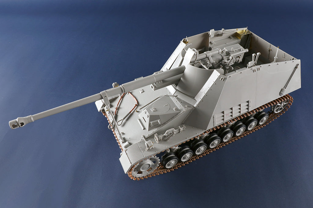 Vista frontal de la maqueta del cazacarros alemán Sd.Kfz.164 Nashorn en escala 1:16 de Trumpeter referebcia 00954