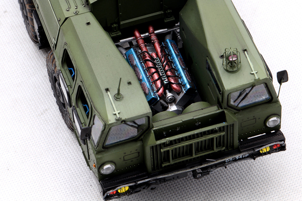 Detalle del motor de la maqueta del camión pesado chino Maz-7410 con remolque en escala 1:35 de Trumpeter referencia 01056