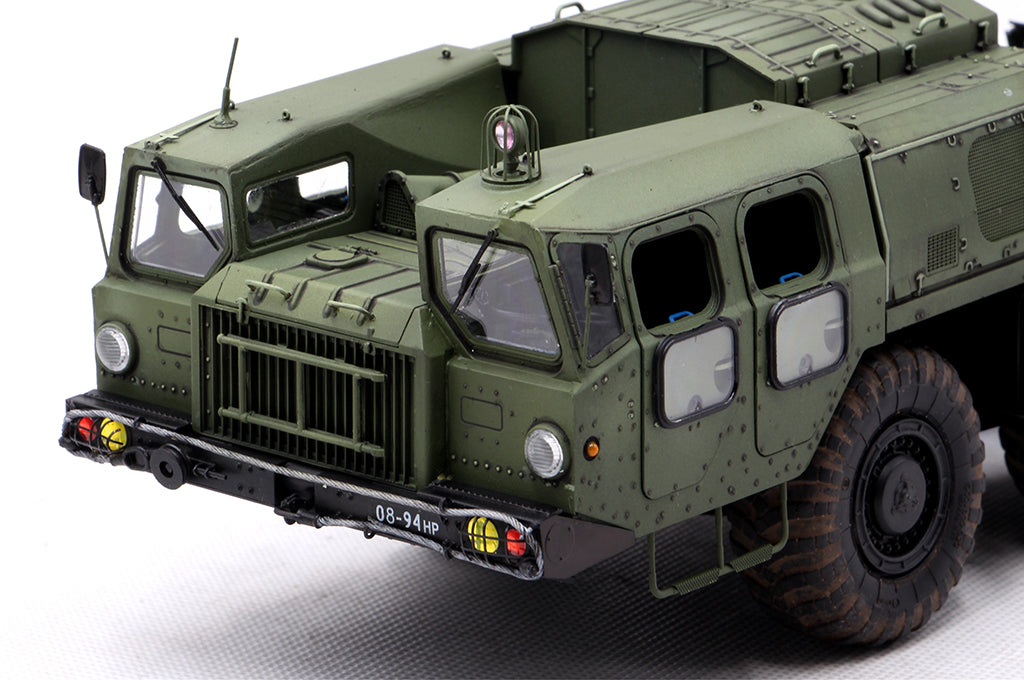 Detalle del frontal de la maqueta del camión pesado chino Maz-7410 con remolque en escala 1:35 de Trumpeter referencia 01056