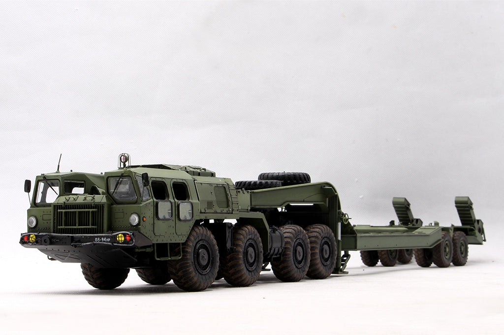 Vista delantera completa de la maqueta del camión pesado chino Maz-7410 con remolque en escala 1:35 de Trumpeter referencia 01056