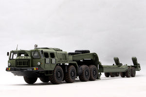 Vista delantera completa de la maqueta del camión pesado chino Maz-7410 con remolque en escala 1:35 de Trumpeter referencia 01056