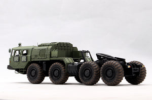 Vista lateral de la cabeza de la maqueta del camión pesado chino Maz-7410 con remolque en escala 1:35 de Trumpeter referencia 01056