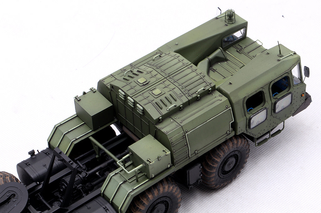 Detalle trasero de la maqueta del camión pesado chino Maz-7410 con remolque en escala 1:35 de Trumpeter referencia 01056