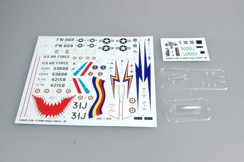 Calcas de la maqueta del caza F-100D Super Sabre en escala 1:48 de Trumpeter referencia 02839