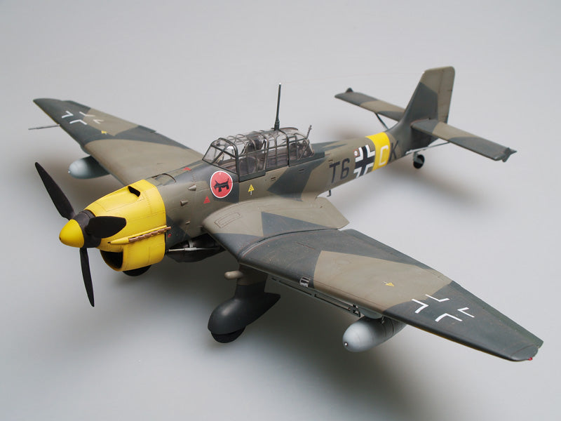 Foto frontal de la maqueta del bombardero alemán Ju-87 B-2 Stuka en escala 1:32 de Trumpeter referencia 03214