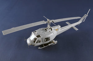 Foto delantera de la maqueta del helicóptero norteamericano UH-1B Huey en escala 1:35 de Trumpeter referencia 05112
