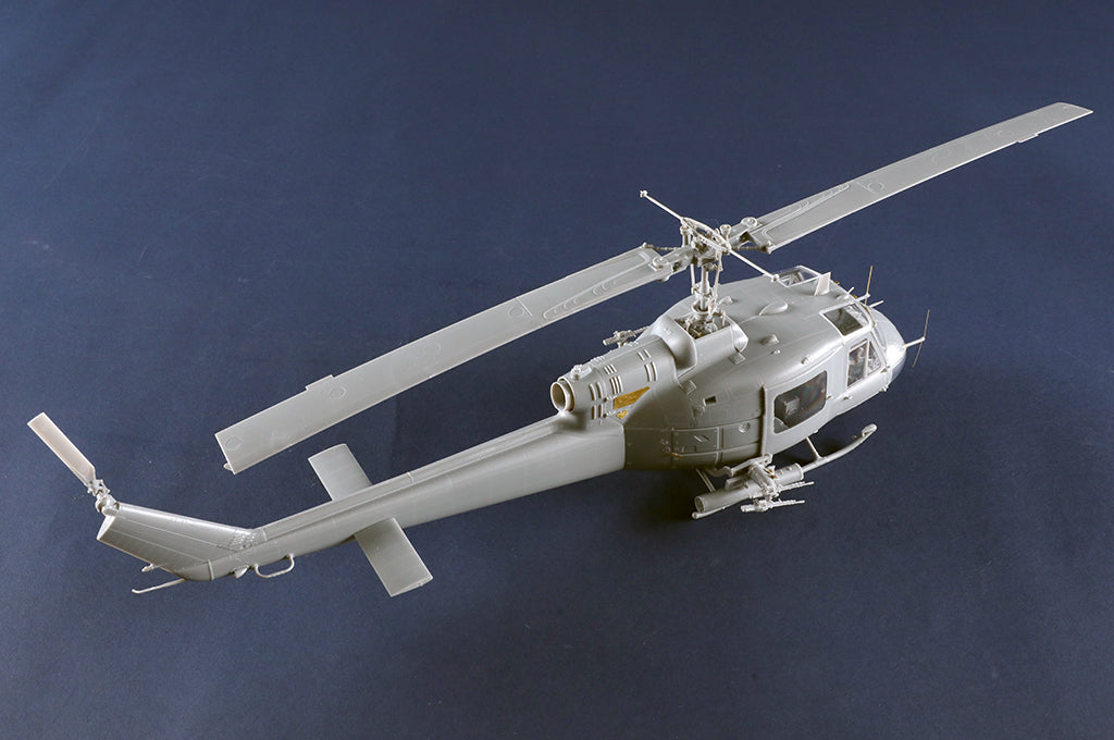 Foto trasera de la maqueta del helicóptero norteamericano UH-1B Huey en escala 1:35 de Trumpeter referencia 05112